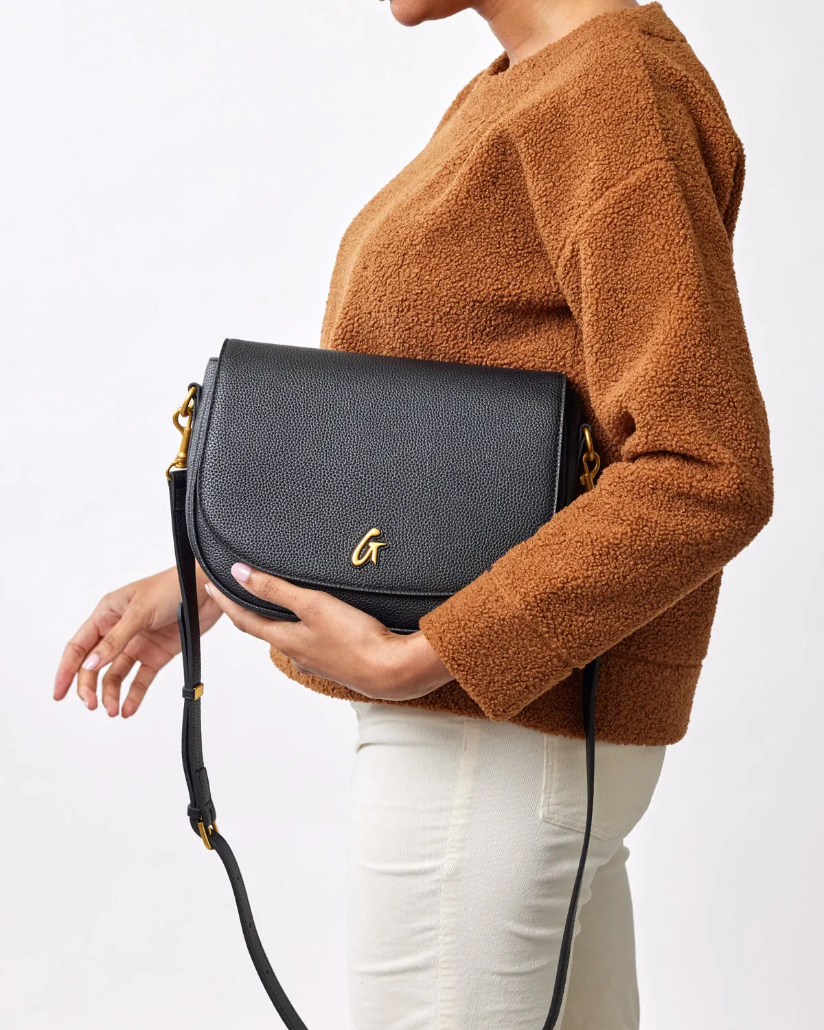 LARGE PEBBLE SHOULDER BAG - BLACK